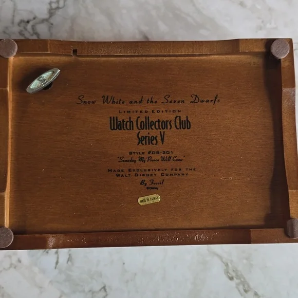 Snow White Limited Edition Watch Collectors Club Disney x Fossil - Picture 4 of 4